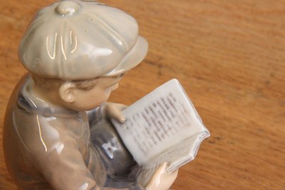 Dahl Jensen porcelænsfigur Læsende dreng nr 1096