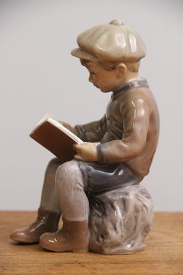 Dahl Jensen porcelænsfigur Læsende dreng nr 1096