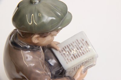 Dahl Jensen porcelænsfigur Læsende dreng nr. 1096