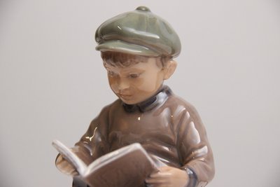 Dahl Jensen porcelænsfigur Læsende dreng nr. 1096