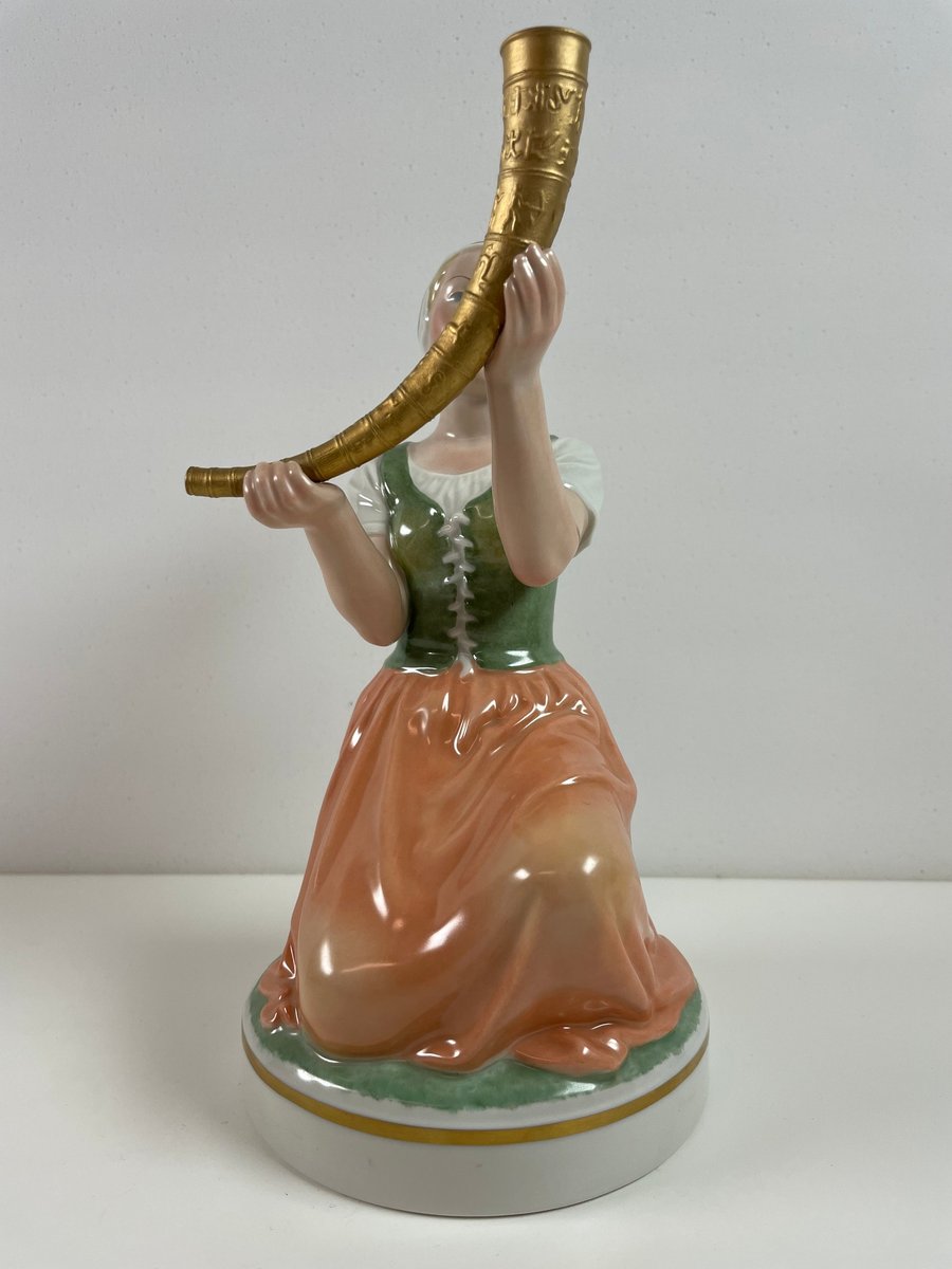 Royal Copenhagen Pige m. horn nr. 12242