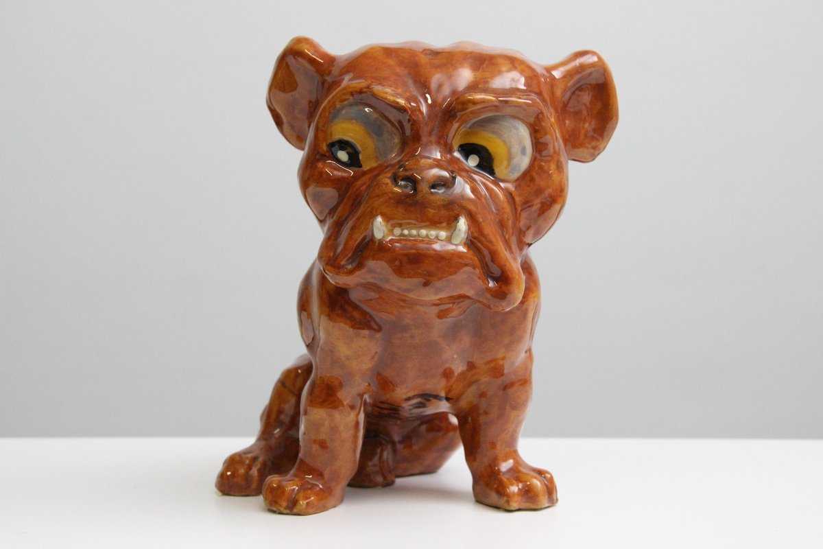 Karakterfuld keramisk bulldogfigur