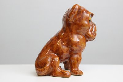 Karakterfuld keramisk bulldogfigur