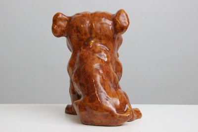 Karakterfuld keramisk bulldogfigur