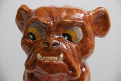 Karakterfuld keramisk bulldogfigur