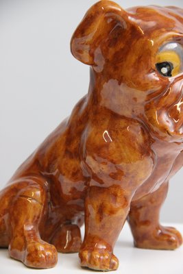 Karakterfuld keramisk bulldogfigur