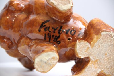 Karakterfuld keramisk bulldogfigur