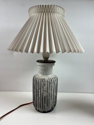 Kahler lampe med plisseskærm