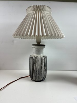 Kahler lampe med plisseskærm