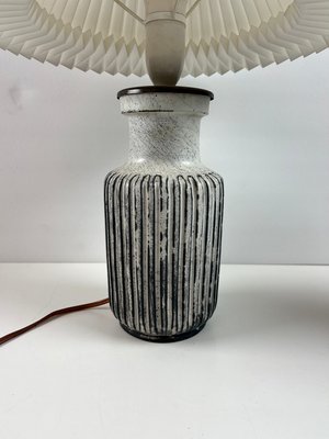 Kahler lampe med plisseskærm