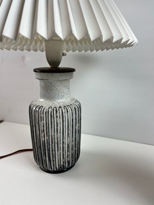 Kahler lampe med plisseskærm