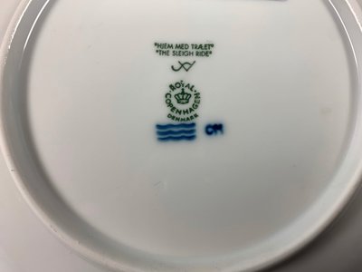 Juleplatte 1999, Royal Copenhagen, "Hjem med træet"