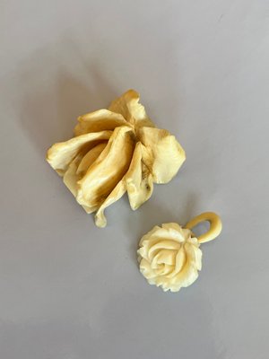 Antikke blomstervedhæng af ben