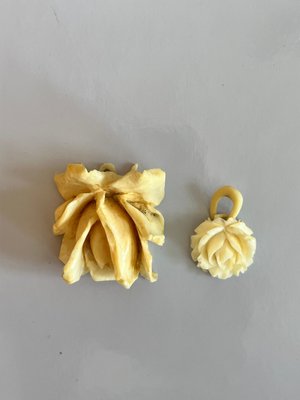 Antikke blomstervedhæng af ben