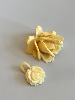 Antikke blomstervedhæng af ben