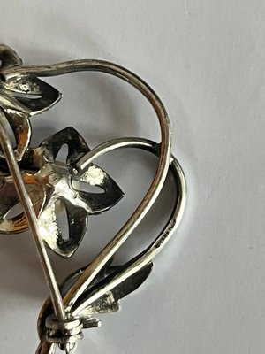 Blomster broche af sølv med perler