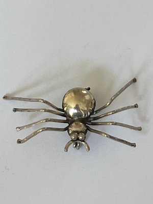 Broche i sølv i form af edderkop