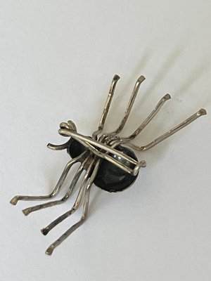 Broche i sølv i form af edderkop