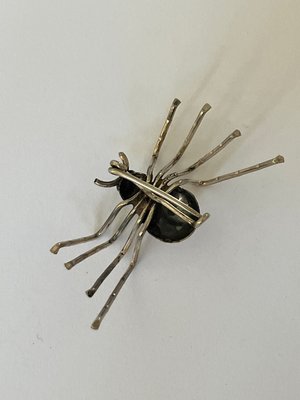 Broche i sølv i form af edderkop