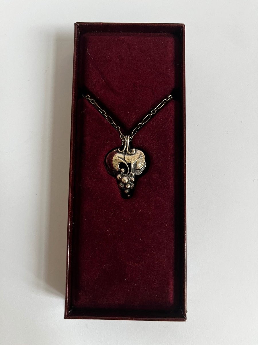 Georg Jensen halskæde 1996  Års smykke vedhæng med kæde udført i 925 sølv.