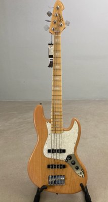 Revelation RBJ-67 DLX 5-String Bass med Entwistle Pickups