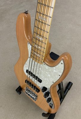 Revelation RBJ-67 DLX 5-String Bass med Entwistle Pickups