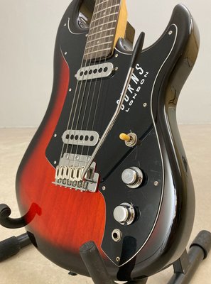 Burns SSJ Elguitar Rød/Sort Sunburst med Tremolo