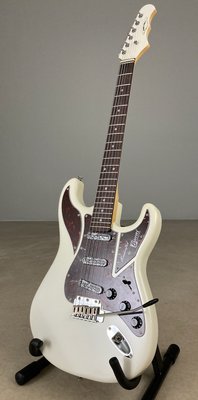 Burns Cobra White Elektrisk Guitar i Klassisk Vintage Design