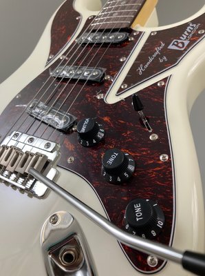 Burns Cobra White Elektrisk Guitar i Klassisk Vintage Design