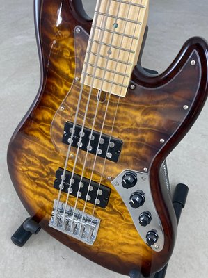 Revelation RBX5 5-strenget elbas med Quilted maple top
