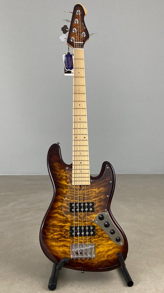 Revelation RBX5 5-strenget elbas med Quilted maple top