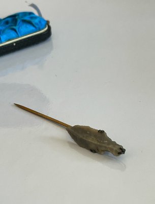 Pin med økse af flint