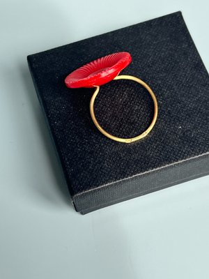 Mette Saabye ring i 18 kt guld.