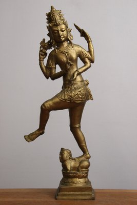 Skulptur af gyldent metal