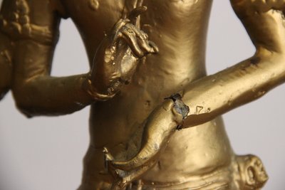 Skulptur af gyldent metal