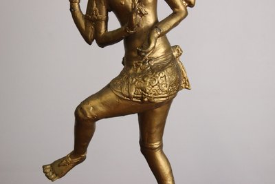 Skulptur af gyldent metal