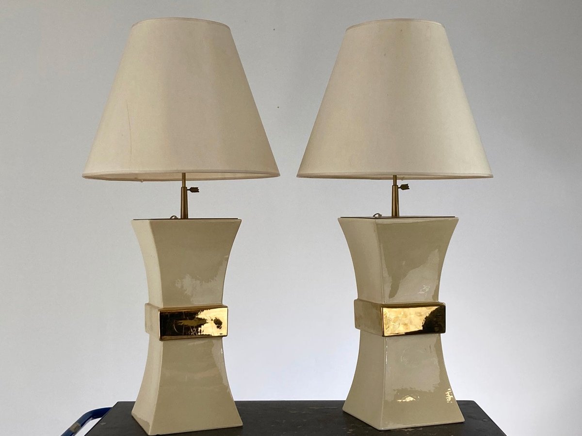 Et par Sjældne vintage italiensk bordlamper i Porcelæn med lyse skærme.