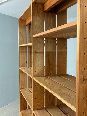 Høj moderne lamel reol i fyr