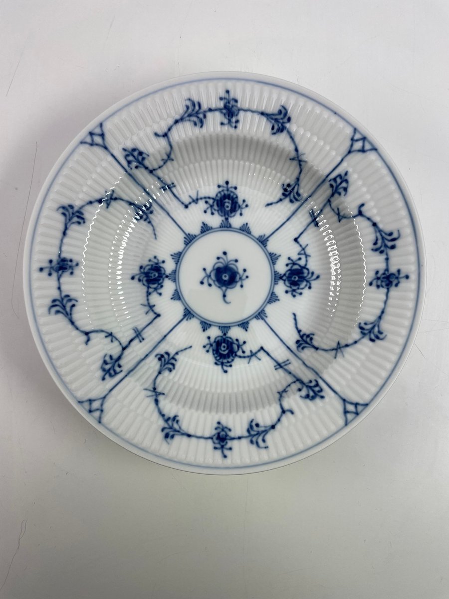 Royal Copenhagen Musselmalet Riflet dybetallerken nr. 768
