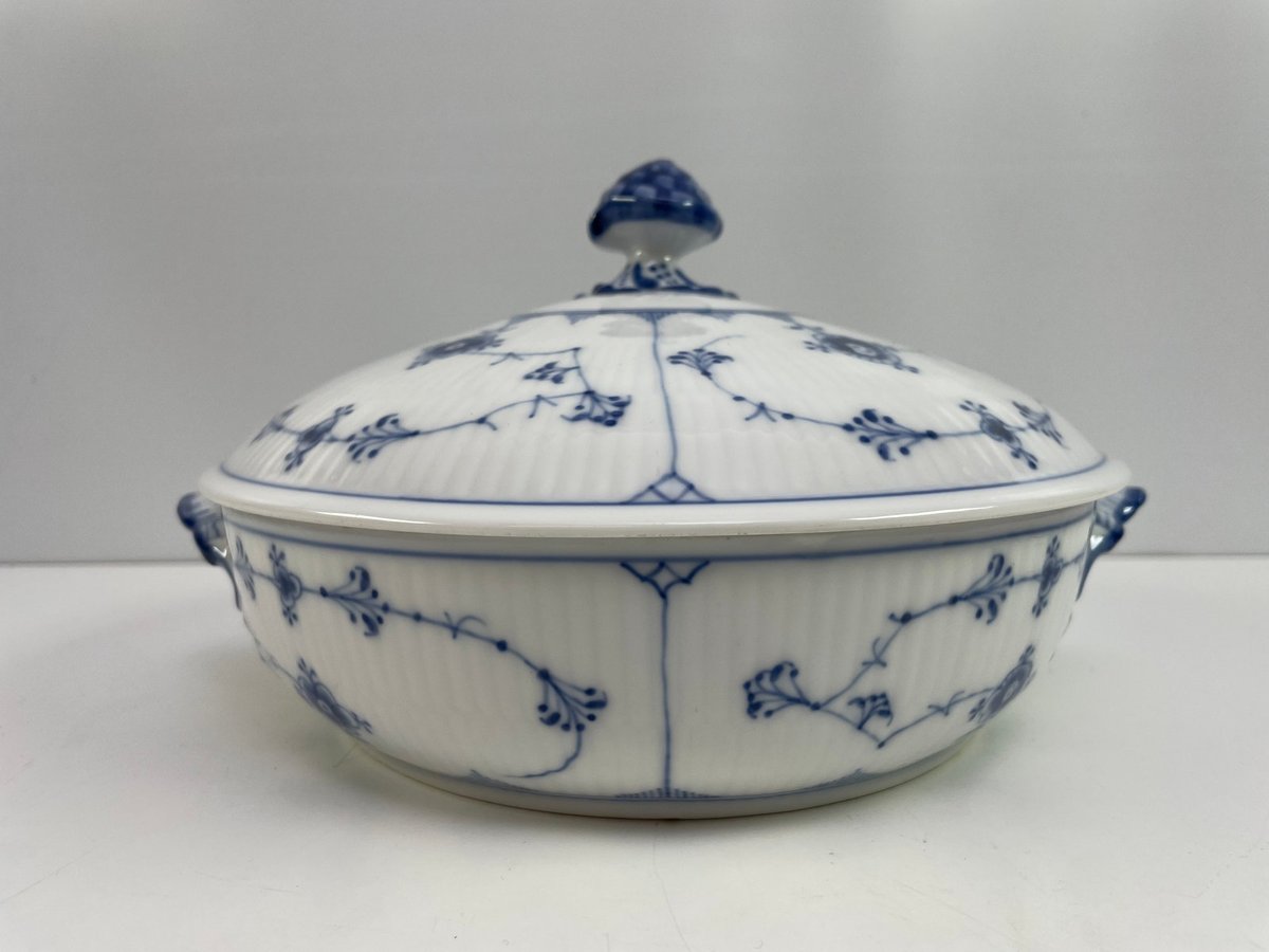 Royal Copenhagen Musselmalet Riflet skål med låg nr. 277