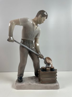 Bing & Grøndahl Jernstøber nr. 2335 Porcelænsfigur af Svend Jespersen