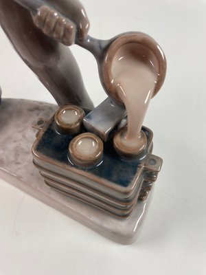 Bing & Grøndahl Jernstøber nr. 2335 Porcelænsfigur af Svend Jespersen