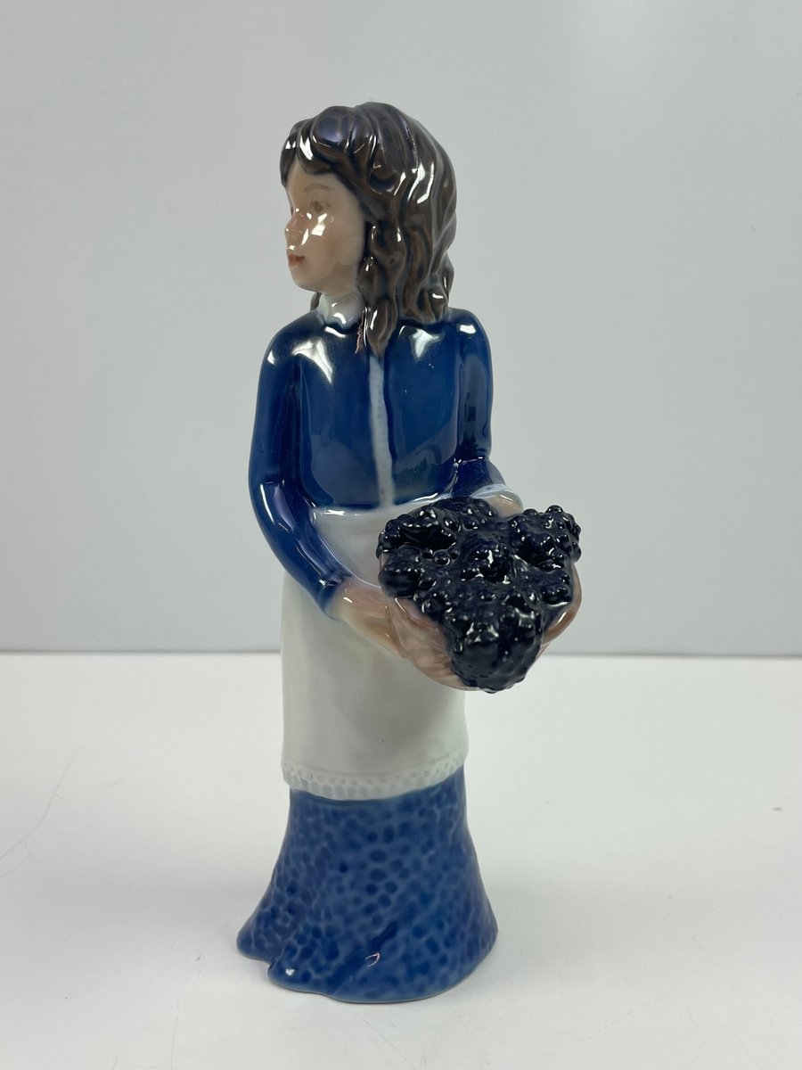 Bing & Grøndahl Figur nr. 2590 Pige ved vindueklase af Claire Weiss