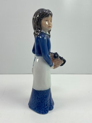 Bing & Grøndahl Figur nr. 2590 Pige ved vindueklase af Claire Weiss