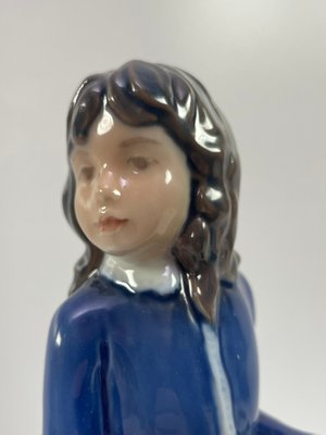 Bing & Grøndahl Figur nr. 2590 Pige ved vindueklase af Claire Weiss