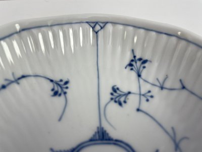 Royal Copenhagen Musselmalet Riflet sellerifad nr. 297
