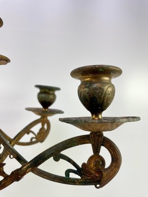 Par antikke messing lysestager