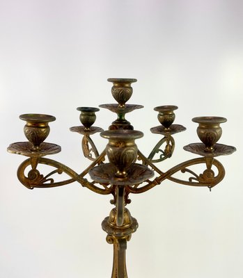 Par antikke messing lysestager