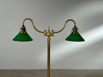 Antik gulvlampe med grønne glasskærme.