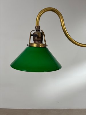 Antik gulvlampe med grønne glasskærme.